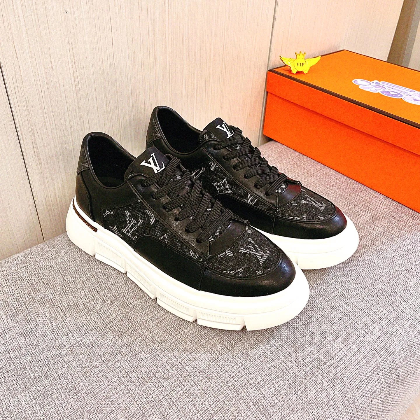 🚘🚘Factory batch 420 men's shoes💰[LV]🔥Louis Vuitton high-end men's shoes brand official website 1:1 latest masterpiece: the upper is made of Italian imported first-layer cowhide with a comfortable and breathable lining➕original non-slip and wear-resistant outsole🔥, making walking more convenient and comfortable! An exclusive new model, a stunning work, a beautiful 1:1 replica [color] compared to the official quality! Create a fashionable personality to set off your uniqueness! A must-have for trendy men! Classic 🔥Size: 38-44 Color: 🔥 2⃣️colors available🔥.